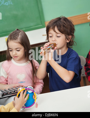 Enfants jouant des instruments de musique en classe Banque D'Images