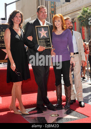 Amy Grant, Vince Gill, Reba McEntire, Tony Brown Vince Gill est honoré avec une étoile sur le Hollywood Walk of Fame, le Hollywood Boulevard, Los Angeles, Californie - 06.09.12 Banque D'Images