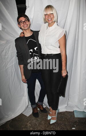 Christian Siriano et Sia Furler Mercedes-Benz New York Fashion Week Spring/Summer 2013 - Christian Siriano - Backstage New York City, USA - 08.09.12 Banque D'Images