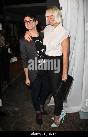 Christian Siriano et Sia Furler Mercedes-Benz New York Fashion Week Spring/Summer 2013 - Christian Siriano - Backstage New York City, USA - 08.09.12 Banque D'Images