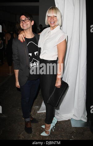 Christian Siriano et Sia Furler Mercedes-Benz New York Fashion Week Spring/Summer 2013 - Christian Siriano - Backstage New York City, USA - 08.09.12 Banque D'Images