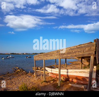 En bateau échoué à l'Estany des Peix d'Espagne Baléares Formentera Banque D'Images