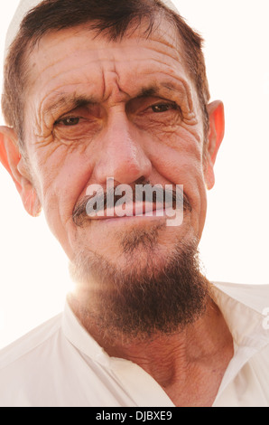 Portrait d'homme arabe traditionnel en vêtements blancs à l'extérieur de Deira Marché aux poissons. Dubaï, Émirats arabes unis. Banque D'Images