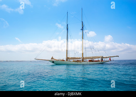 Illetes Illetas Formentera location de voilier ancré en Méditerranée jaunes Banque D'Images
