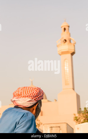 Portrait d'un homme portant un shemagh arabe à l'extérieur de la mosquée Masjid Fish Market à Deira . Dubaï, Émirats arabes unis. Banque D'Images