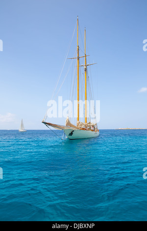 Illetes Illetas Formentera location de voilier ancré en Méditerranée jaunes Banque D'Images