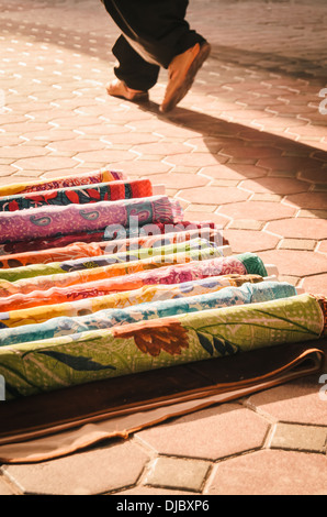 Des tapis colorés à vendre à Burj Dubai Souk. Dubaï, Émirats arabes unis. Banque D'Images
