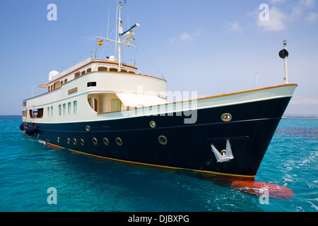 Illetes Illetas Formentera Yacht ancré dans le turquoise de la Méditerranée Iles Baléares Banque D'Images