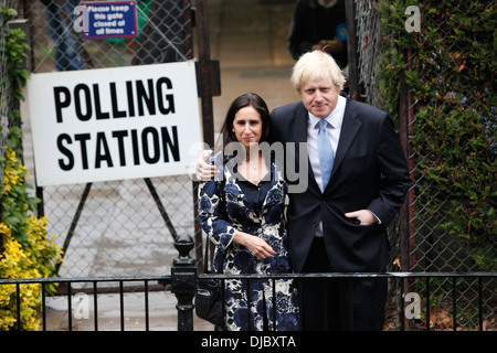 Le maire de Londres Boris Johnson arrive à voter pour le maire de Londres avec sa femme Marina Wheeler à son bureau de vote dans Islin Banque D'Images