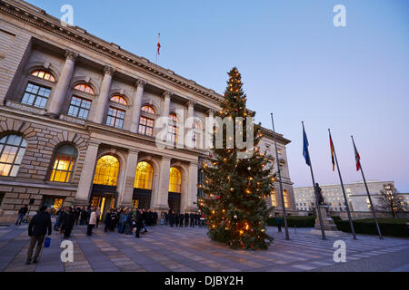 Berlin, Allemagne. Le 26 novembre 2013. Une imposante et a 60 ans et 14 mètres de haut de l'épinette de Serbie forme forest bureau du district de Pankow ornent cette année au moment de Noël, l'avant-cour de la Chambre des Représentants de Berlin. Credit : Reynaldo Chaib Paganelli/Alamy Live News Banque D'Images