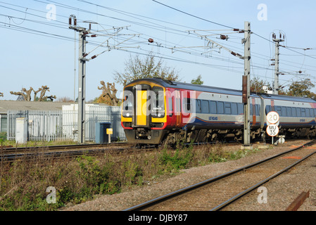 Class 158 DMU Sprinter Express No 158813 sous les fils à Ely, Cambridgeshire, Angleterre, RU Banque D'Images