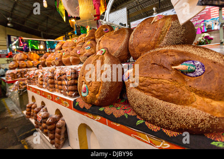 Un pan de Muerto, un pain sucré spécial pour célébrer le Jour de la fête des morts connus en espagnol comme día de muertos au Marché Central de Abastos, 31 octobre 2013 à Oaxaca, au Mexique. Banque D'Images