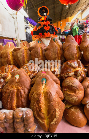 Un pan de Muerto, un pain sucré spécial pour célébrer le Jour de la fête des morts connus en espagnol comme día de muertos au Marché Central de Abastos, 31 octobre 2013 à Oaxaca, au Mexique. Banque D'Images