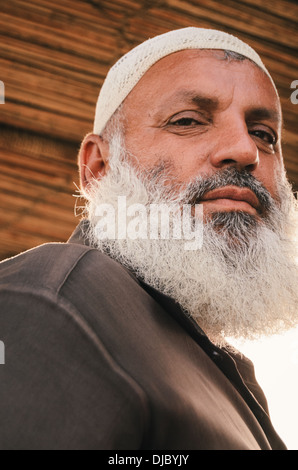 Portrait d'un homme portant un Arabe mussar sportives et une longue barbe grise à l'extérieur de Deira Marché aux poissons. Dubaï, Émirats arabes unis. Banque D'Images