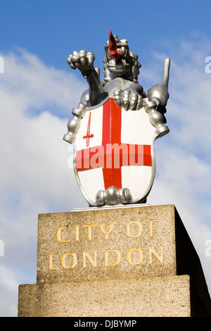 Marques de limites Dragon, fonte statue de dragon sur un socle en pierre qui marque les limites de la ville de Londres, Angleterre Banque D'Images