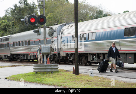 Le train de voyageurs Amtrak passant passage à niveau à DeLand Florida USA Banque D'Images