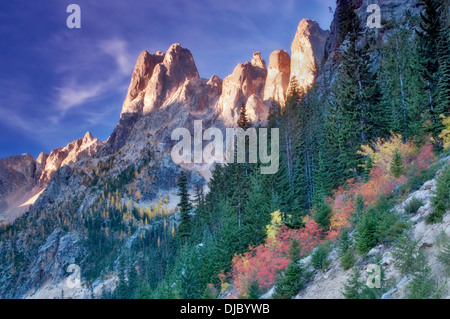 Liberty Bell Mountain avec couleur d'automne érable circiné et lever du soleil. North Cascades National Park. Washington Banque D'Images