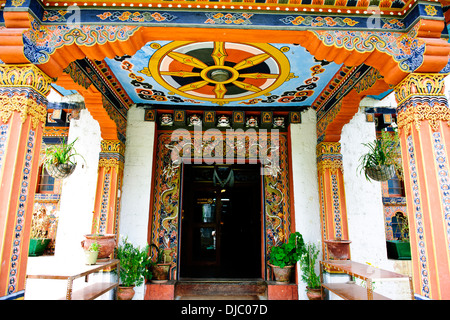 Bibliothèque nationale du Bhoutan Archives,Architecture,sculpteur sur bois,Vente de masques bhoutanais,Motif,des peintures,Bhoutan Banque D'Images