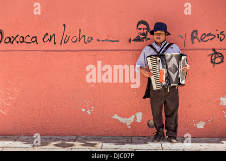 Un musicien aveugle joue de l'accordéon sur l'Alcala dans le quartier historique le 30 octobre 2013 à Oaxaca, au Mexique. Banque D'Images