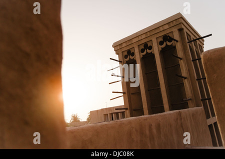 Le soleil se couche derrière les murs d'une tour éolienne à Sheikh Saeed Al Maktoum House à Shindagha. Dubaï, Émirats arabes unis. Banque D'Images