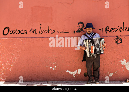 Un musicien aveugle joue de l'accordéon sur l'Alcala dans le quartier historique le 30 octobre 2013 à Oaxaca, au Mexique. Banque D'Images