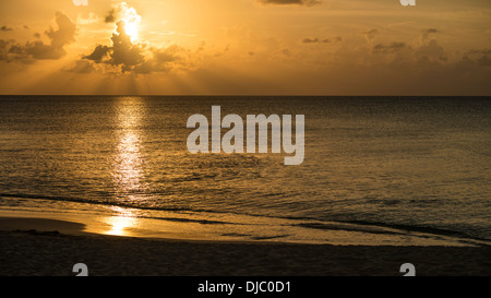 Le soleil se couche dans une lumière dorée sur la mer des Caraïbes au large de Sainte Croix, Îles Vierges des États-Unis. Banque D'Images