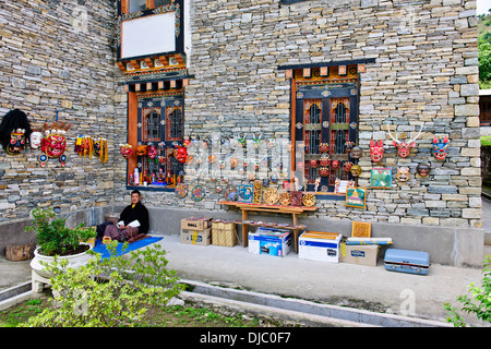 Bibliothèque nationale du Bhoutan Archives,Architecture,sculpteur sur bois,Vente de masques bhoutanais,Motif,des peintures,Bhoutan Banque D'Images