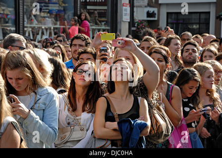 Des foules de jeunes gens à la London Premiere d 'un sens - c'est nous' à Leicester Square, le 20 août, 2013 Banque D'Images