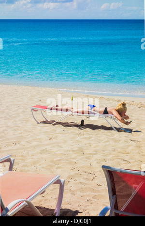 Une jeune femme de race blanche dans un bikini de soleil sur la plage de sable, à Sainte-Croix, îles Vierges britanniques. Banque D'Images