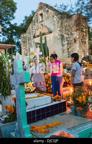 Une famille mexicaine à la tombe de la famille pour le jour de la fête des morts connus en espagnol comme día de muertos à l'ancien cimetière le 31 octobre 2013, au Mexique. Xoxocotlan dans Banque D'Images