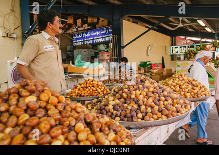 Annonces minutieusement organisé, sont exposées à l'extérieur sur un étal à Deira, marché de fruits et légumes. Dubaï, Émirats arabes unis. Banque D'Images