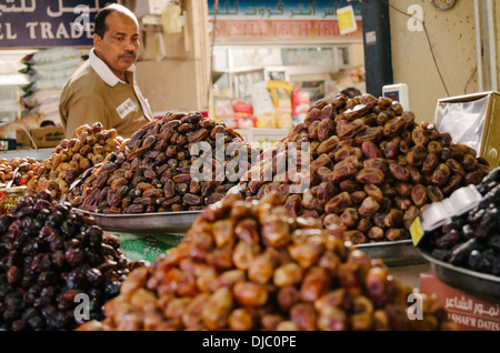 Annonces minutieusement organisé, sont exposées à l'extérieur sur un étal à Deira, marché de fruits et légumes. Dubaï, Émirats arabes unis. Banque D'Images