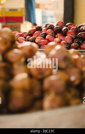 Annonces minutieusement organisé, sont exposées à l'extérieur sur un étal à Deira, marché de fruits et légumes. Dubaï, Émirats arabes unis. Banque D'Images