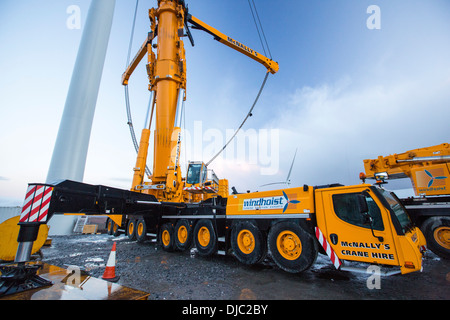 Loch Luichart une ferme éolienne de 69 MW en cours de construction sur la lande sauvage près de Garve dans le nord-ouest des Highlands d'Écosse. Sa construction permettra de fournir l'électricité neutre en carbone, mais implique une intrusion visuelle sur les terres sauvages et le déchirement de la tourbe lande riche pour construire un réseau de pistes de montagne pour accéder les turbines. Banque D'Images