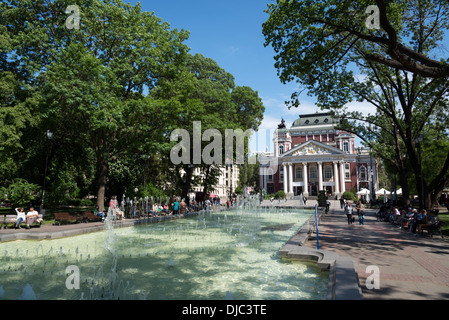 Fontaine dans le jardin de ville, Sofia, Bulgarie Banque D'Images