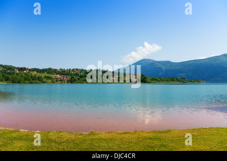 Lac d'aiguebelette en France le jour de l'été Banque D'Images