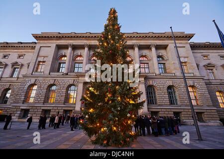 Berlin, Allemagne. 26 nov., 2013. Une imposante et a 60 ans et 14 mètres de haut de l'épinette de Serbie forme forest bureau du district de Pankow ornent cette année au moment de Noël, l'avant-cour de la Chambre des Représentants de Berlin, à Berlin, le 26 novembre 2013.Photo : Reynaldo Paganelli/NurPhoto NurPhoto © Reynaldo Paganelli//ZUMAPRESS.com/Alamy Live News Banque D'Images