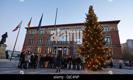 Berlin, Allemagne. 26 nov., 2013. Une imposante et a 60 ans et 14 mètres de haut de l'épinette de Serbie forme forest bureau du district de Pankow ornent cette année au moment de Noël, l'avant-cour de la Chambre des Représentants de Berlin, à Berlin, le 26 novembre 2013.Photo : Reynaldo Paganelli/NurPhoto NurPhoto © Reynaldo Paganelli//ZUMAPRESS.com/Alamy Live News Banque D'Images