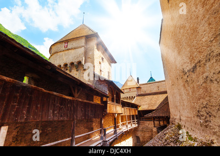 Cour intérieure du château de Chillon avec tour et mur de cour intérieure Banque D'Images