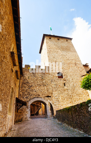 Gates dans cour intérieure de murs du château de Chillon Banque D'Images