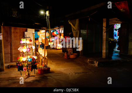 Une boutique qui vend des lanternes de style chinois à Hoi An, au Vietnam. Banque D'Images