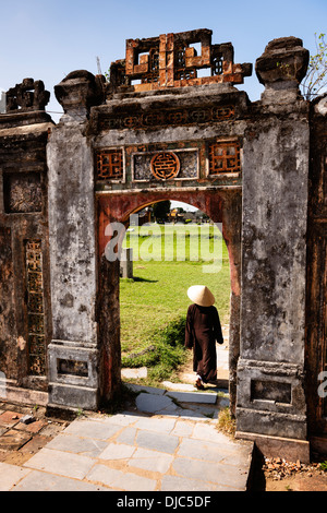 Une ancienne porte à l'intérieur de l'ancienne citadelle de Hue, Vietnam. Banque D'Images