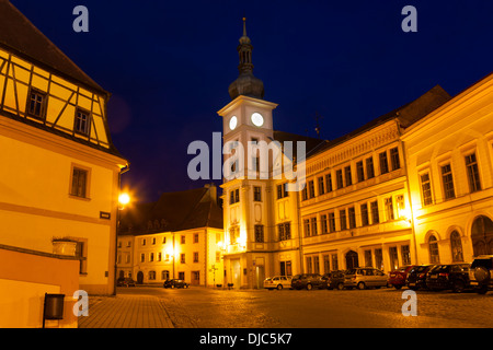 La place principale de Loket et église de nuit, petite ville dans l'ouest de la République tchèque, l'Europe de l'Est Banque D'Images