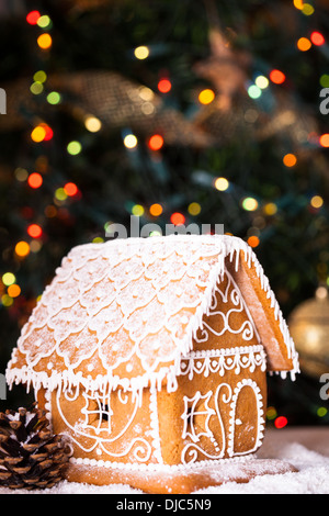 Gingerbread House sur feux de flou artistique de sapin décoré Chrismtas Banque D'Images