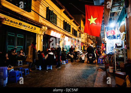 La vie nocturne dans les rues de Hanoi, Vietnam. Banque D'Images