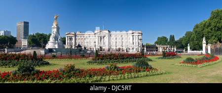 Vue panoramique sur le palais de Buckingham et les jardins qui entourent la statue de la reine Victoria à Londres. Banque D'Images