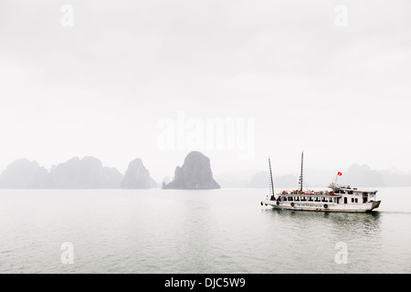 Un jour brumeux dans la baie d'Ha Long, Vietnam. Banque D'Images