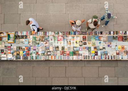 Vue aérienne de personnes parcourt second hand books sur une table, sur la rive sud de la rivière Thames à London. Banque D'Images