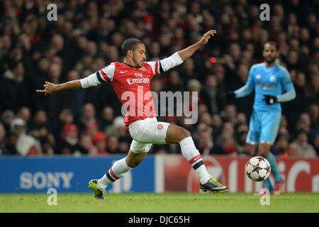 Londres, Royaume-Uni. 26 nov., 2013. Theo Walcott d'Arsenal pendant le match de la Ligue des Champions entre Arsenal à partir de l'Angleterre et l'Olympique de Marseille de France a joué à l'Emirates Stadium, sur Novemer 26, 2013 à Londres, en Angleterre. Credit : Mitchell Gunn/ESPA/Alamy Live News Banque D'Images