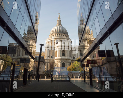 Vue de la Cathédrale St Paul, à Londres d'un nouveau centre commercial de changement Banque D'Images